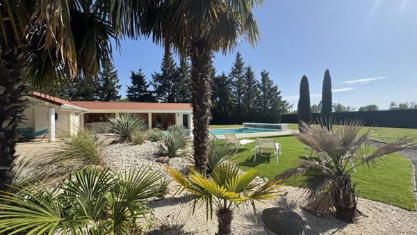 Montrond-les-Bains (42210) Maison contemporaine de 239m2 sur 4670m2 de terrain avec piscine