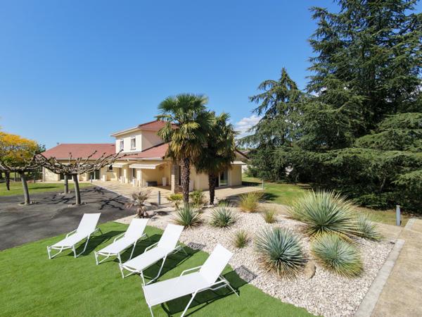 Montrond-les-Bains (42210) Maison contemporaine de 239m2 sur 4670m2 de terrain avec piscine