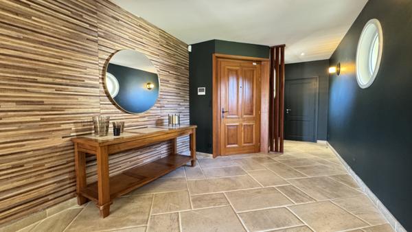Montrond-les-Bains (42210) Maison contemporaine de 239m2 sur 4670m2 de terrain avec piscine