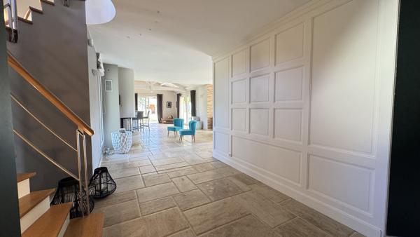 Montrond-les-Bains (42210) Maison contemporaine de 239m2 sur 4670m2 de terrain avec piscine