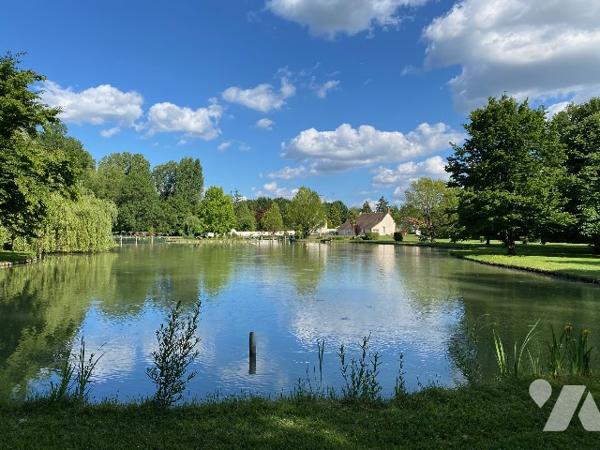 Maison avec beau parc arboré et plan d'eau
