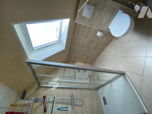 Maison avec beau parc arboré et plan d'eau