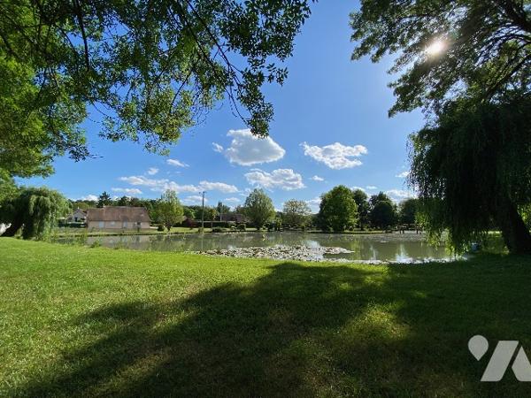 Maison avec beau parc arboré et plan d'eau