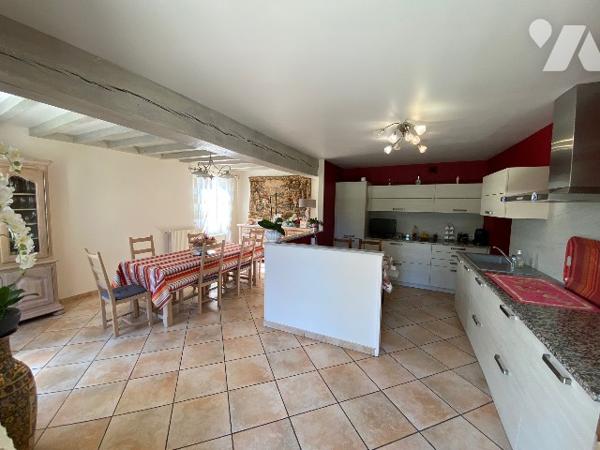 Maison avec beau parc arboré et plan d'eau