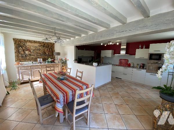 Maison avec beau parc arboré et plan d'eau