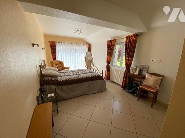 Maison avec beau parc arboré et plan d'eau