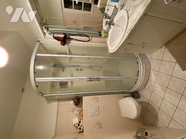 Maison avec beau parc arboré et plan d'eau