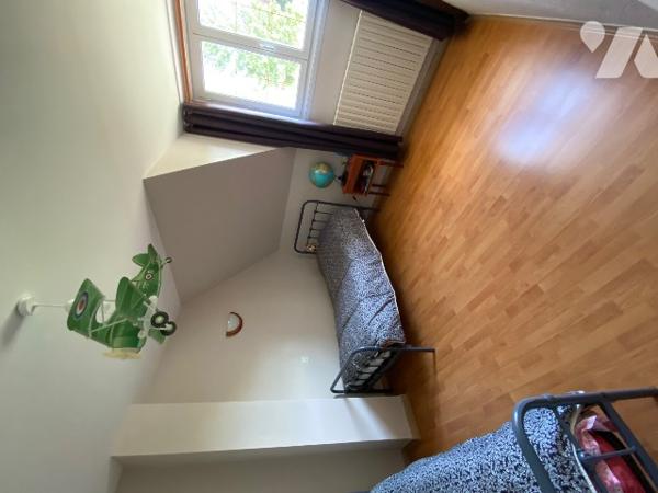 Maison avec beau parc arboré et plan d'eau