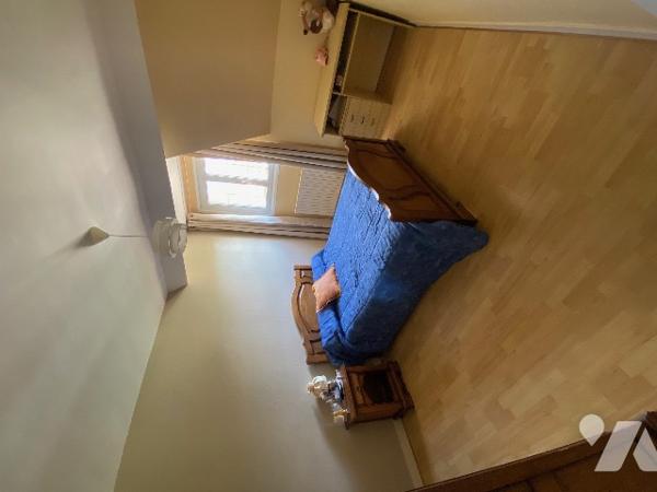 Maison avec beau parc arboré et plan d'eau