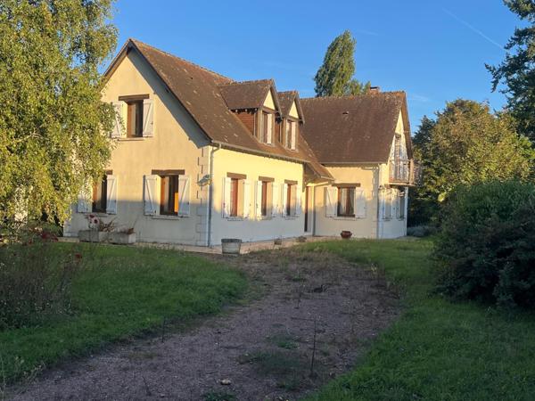 Grande maison avec beau potentiel.