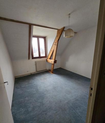 Grande maison avec beau potentiel.