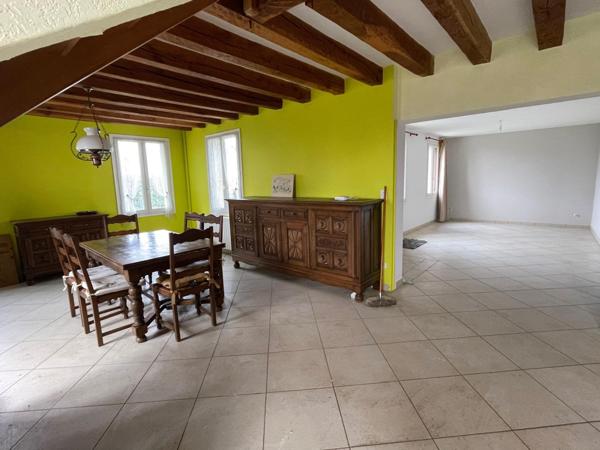 Grande maison avec beau potentiel.