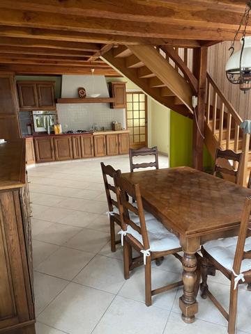 Grande maison avec beau potentiel.