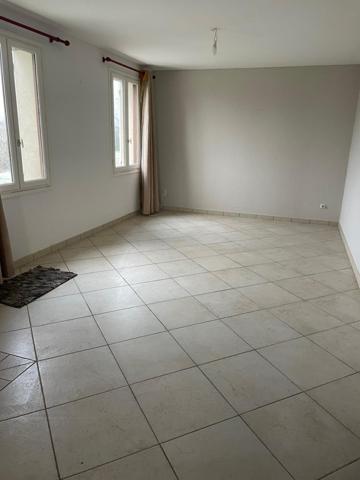 Grande maison avec beau potentiel.