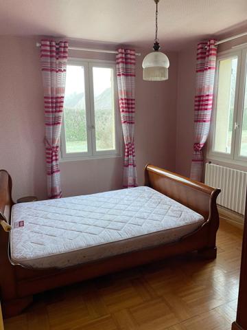 Grande maison avec beau potentiel.