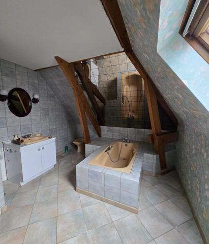 Grande maison avec beau potentiel.