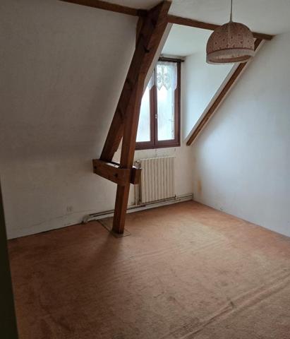 Grande maison avec beau potentiel.