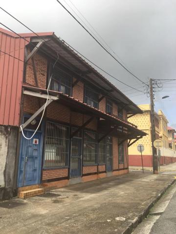 À Vendre : Immeuble de Bureaux 180m² avec Garage au Centre-Ville de Cayenne