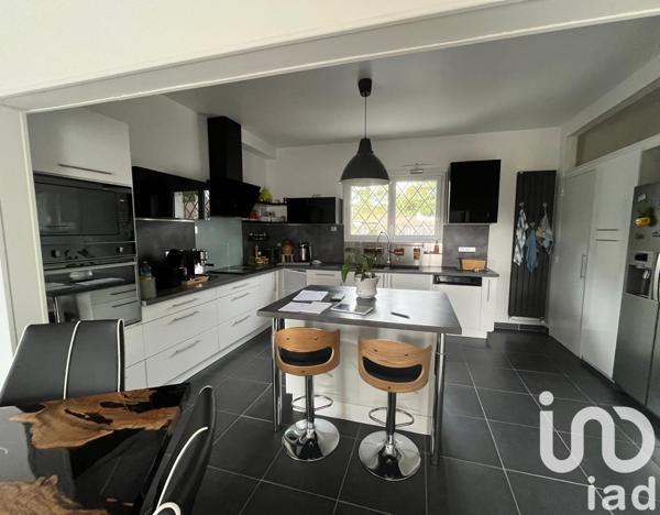 Maison traditionnelle 8 pièces de 255 m² à Parentis-en-Born (40160)