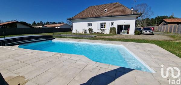 Maison traditionnelle 8 pièces de 255 m² à Parentis-en-Born (40160)