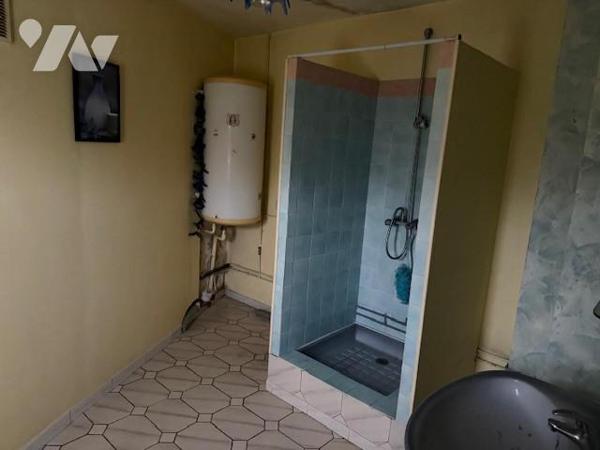 AUCHY LES HESDIN, Maison d'habitation - Maison semi-mitoyenne à rénovée se composant d'une pièc...