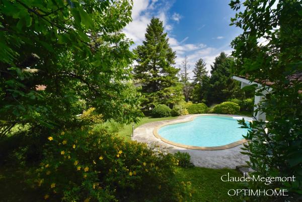 MAGNIFIQUE MAISON DE CARACTÈRE DANS UN TRÉS BEAU PARC AVEC PISCINE