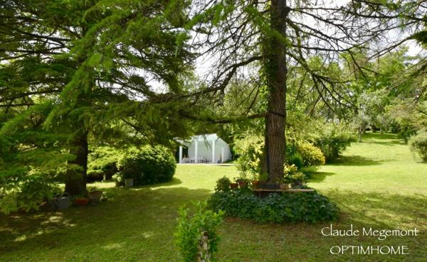 MAGNIFIQUE MAISON DE CARACTÈRE DANS UN TRÉS BEAU PARC AVEC PISCINE
