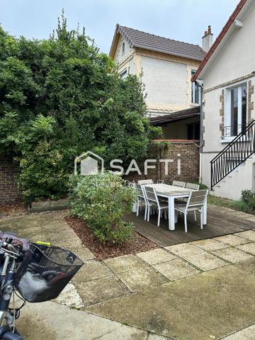À Colombes, découvrez une maison familiale rénovée avec goût, idéalement située près des transports et des écoles. Profitez de son espace lumineux, de sa terrasse et de son jardin pour un cadre de vie privilégié. Confort et charme au rendez-vous pour une vie paisible aux portes de Paris.”