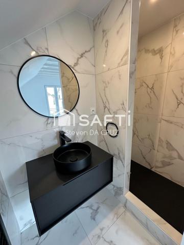 À Colombes, découvrez une maison familiale rénovée avec goût, idéalement située près des transports et des écoles. Profitez de son espace lumineux, de sa terrasse et de son jardin pour un cadre de vie privilégié. Confort et charme au rendez-vous pour une vie paisible aux portes de Paris.”