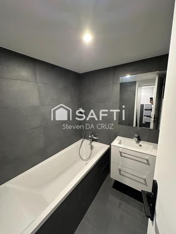 À Colombes, découvrez une maison familiale rénovée avec goût, idéalement située près des transports et des écoles. Profitez de son espace lumineux, de sa terrasse et de son jardin pour un cadre de vie privilégié. Confort et charme au rendez-vous pour une vie paisible aux portes de Paris.”