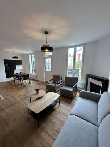 À Colombes, découvrez une maison familiale rénovée avec goût, idéalement située près des transports et des écoles. Profitez de son espace lumineux, de sa terrasse et de son jardin pour un cadre de vie privilégié. Confort et charme au rendez-vous pour une vie paisible aux portes de Paris.”