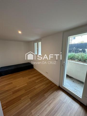 À Colombes, découvrez une maison familiale rénovée avec goût, idéalement située près des transports et des écoles. Profitez de son espace lumineux, de sa terrasse et de son jardin pour un cadre de vie privilégié. Confort et charme au rendez-vous pour une vie paisible aux portes de Paris.”