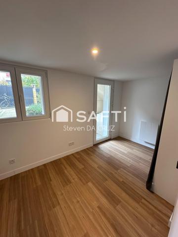 À Colombes, découvrez une maison familiale rénovée avec goût, idéalement située près des transports et des écoles. Profitez de son espace lumineux, de sa terrasse et de son jardin pour un cadre de vie privilégié. Confort et charme au rendez-vous pour une vie paisible aux portes de Paris.”