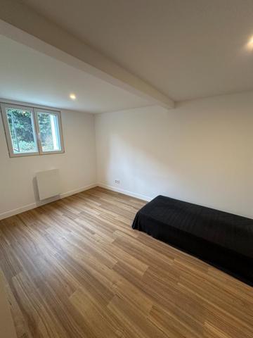 À Colombes, découvrez une maison familiale rénovée avec goût, idéalement située près des transports et des écoles. Profitez de son espace lumineux, de sa terrasse et de son jardin pour un cadre de vie privilégié. Confort et charme au rendez-vous pour une vie paisible aux portes de Paris.”