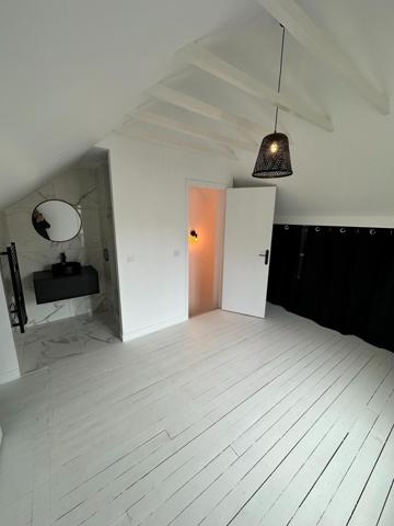 À Colombes, découvrez une maison familiale rénovée avec goût, idéalement située près des transports et des écoles. Profitez de son espace lumineux, de sa terrasse et de son jardin pour un cadre de vie privilégié. Confort et charme au rendez-vous pour une vie paisible aux portes de Paris.”