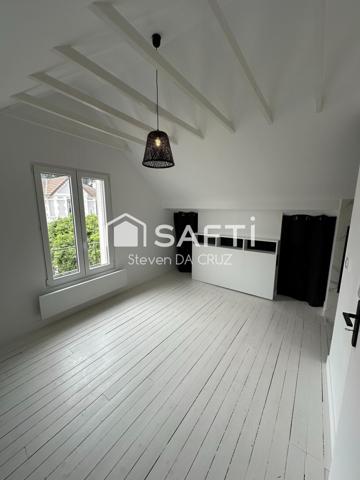 À Colombes, découvrez une maison familiale rénovée avec goût, idéalement située près des transports et des écoles. Profitez de son espace lumineux, de sa terrasse et de son jardin pour un cadre de vie privilégié. Confort et charme au rendez-vous pour une vie paisible aux portes de Paris.”