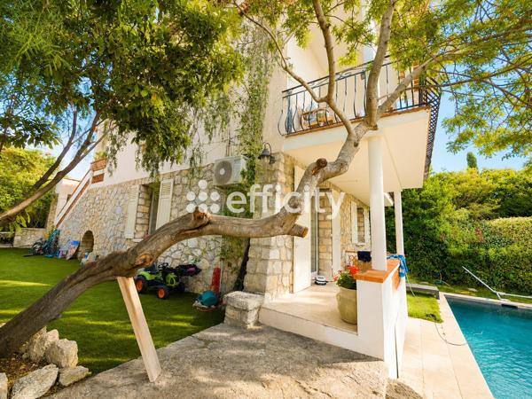 Maison
         6 pièces
        - 170 m² Bien prestige 1 685 000 € *