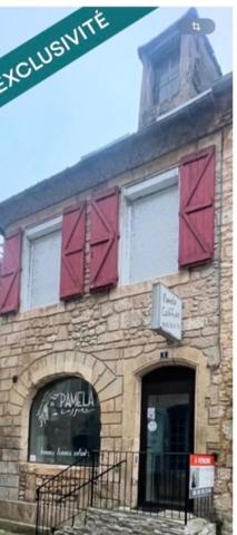 Immeuble en pierre au coeur de la commune du Bugue