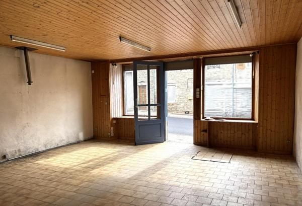 Saint Anthème  63660 immeuble sur trois niveaux plus combles 180 m²