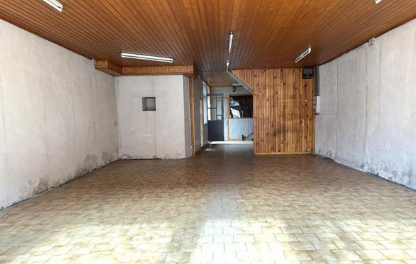 Saint Anthème  63660 immeuble sur trois niveaux plus combles 180 m²