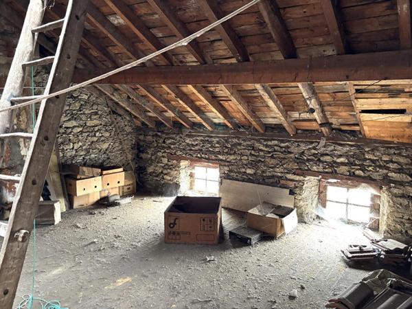 Saint Anthème  63660 immeuble sur trois niveaux plus combles 180 m²