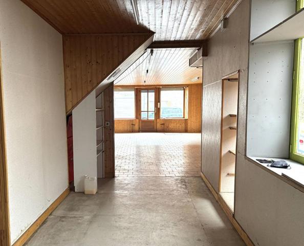 Saint Anthème  63660 immeuble sur trois niveaux plus combles 180 m²