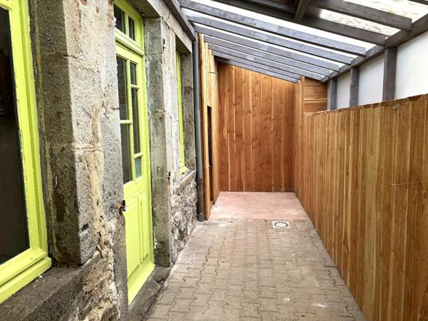 Saint Anthème  63660 immeuble sur trois niveaux plus combles 180 m²