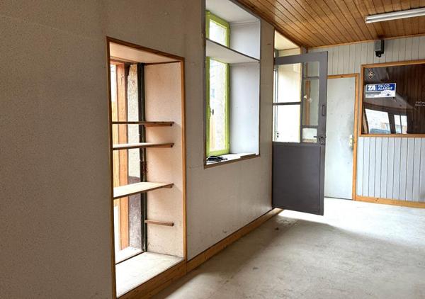 Saint Anthème  63660 immeuble sur trois niveaux plus combles 180 m²