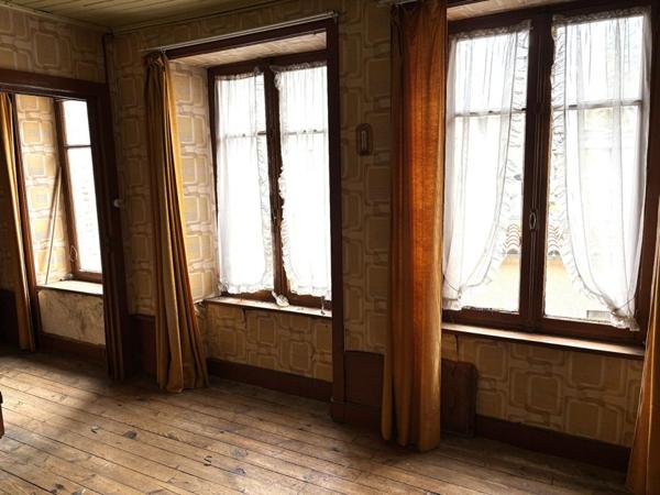 Saint Anthème  63660 immeuble sur trois niveaux plus combles 180 m²