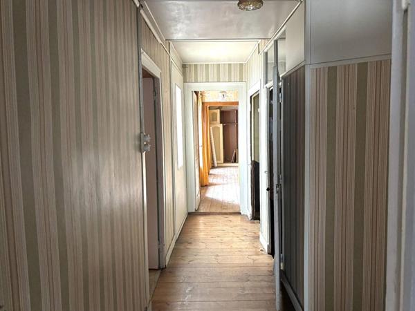 Saint Anthème  63660 immeuble sur trois niveaux plus combles 180 m²