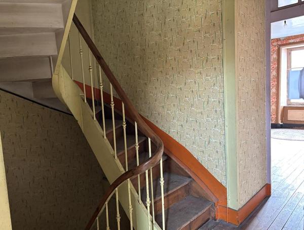 Saint Anthème  63660 immeuble sur trois niveaux plus combles 180 m²