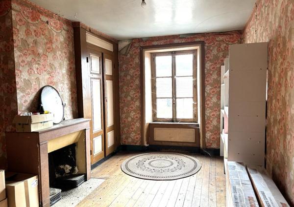 Saint Anthème  63660 immeuble sur trois niveaux plus combles 180 m²