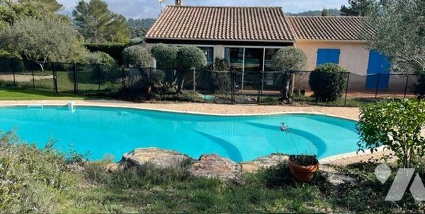EXCLUSIVITE Vidauban Les Chaumes – Superbe villa avec piscine sur terrain paysager de 3 000 m²