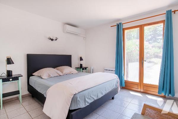 EXCLUSIVITE Vidauban Les Chaumes – Superbe villa avec piscine sur terrain paysager de 3 000 m²